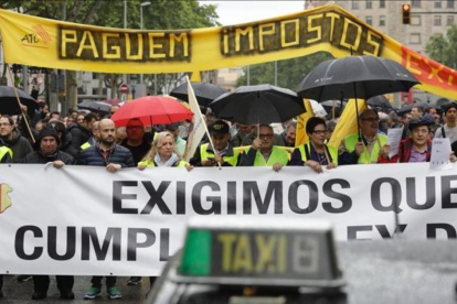 Protesta de taxistas por las calles de Barcelona, este miércoles.