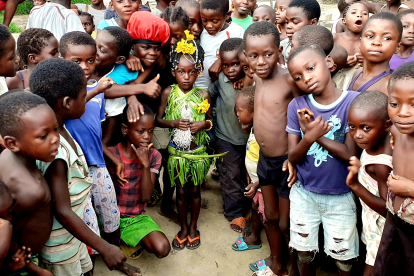 Niña líder en un poblado a orillas del río Lulonga, afluente Congo. MANUEL FÉLIX