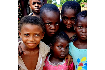 Niños del Congo, escolares en el abandonado palacio del dictador Mobutu, en Lisala. MANUEL FÉLIX