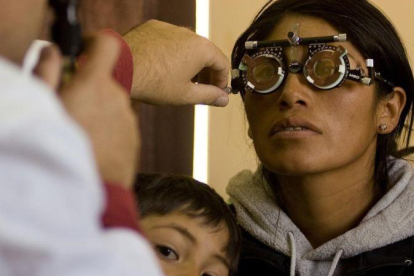 Un oftalmólogo enviado por Ojos del Mundo gradúa la vista a una mujer en Bolivia.