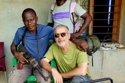 El director de la Reserva de Lomako y a la vez ránger, porta un fusil AK-47, con Manuel Félix el día de los tiros en un hotel de Basankusu (Congo).