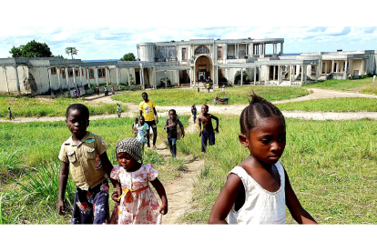 Escolares con el Palacio de Mobutu en Lisala (Congo) de fondo. MANUEL FÉLIX