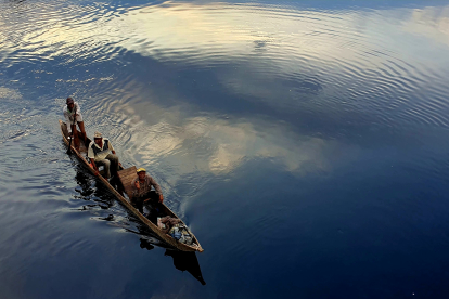 Madereros en canoa por el río Lopori, afluente del Lulonga, que a su vez entrega sus aguas al río Congo. MANUEL FÉLIX