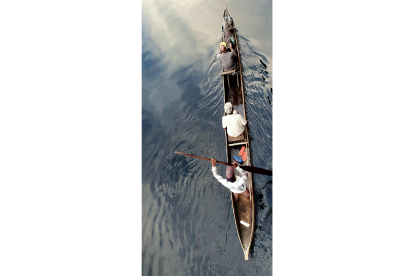 vista de una canoa desde la balanier en el rio Lopori afluente del Lulonga, que a su vez entregan sus agua al río Congo. MANUEL FÉLIX