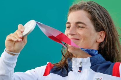 Maialen Chourraut celebra en el podio tras recibir la medalla de plata en kayak femenino en piragüismo en slalon. ENRIC FONTCUBERTA