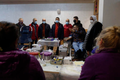 Varias personas esperan para donar sangre en la Gran Mezquita de León. FERNANDO OTERO