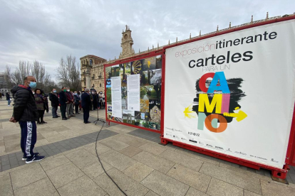 Peatones contemplan carteles dentro pertenecientes a la Exposición Itinerante Carteles para un Camino. RAMIRO