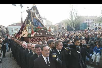 Un grupo de 56 braceros lleva el paso de la Dolorosa, la talla más antigua de la ciudad de León.