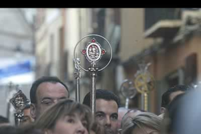 Miles de personas presenciaron la procesión de Viernes de Dolores con la que se abre la Semana Santa Leonesa.