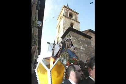 La Dolorosa, a su paso por una de las estrechas calles del Húmedo, desde donde partió la procesión.