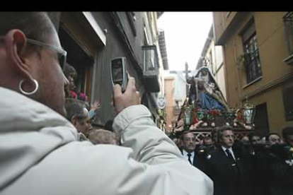 Un joven retrata con su cámara digital el paso de la Dolorosa.