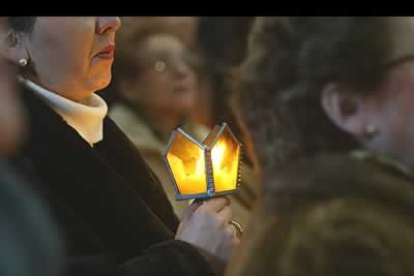 La luz de las velas acompaña a la Virgen en todo el recorrido.