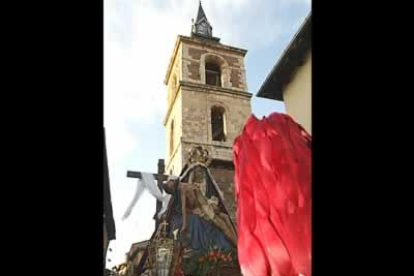 Detalle de la impactante talla de la Virgen que lleva a su hijo en brazos.