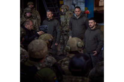 Zelenski con soldados en su visita a Bakhmut. UKRAINIAN PRESIDENTIAL PRESS