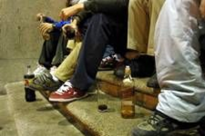 Un grupo de jóvenes bebe en la calle en las noches del fin de semana