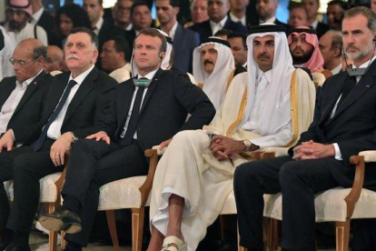 El rey Felipe y Emmanuel Macron, junto al emir de Qatar y el primer ministro del gobierno sostenido por la ONU en Libia, este sábado, en el funeral de Estado en Túnez.