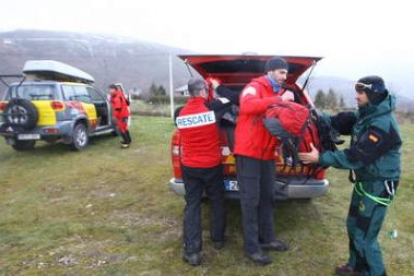 Protección Civil ha movilizado a 32 especialistas en la búsqueda del montañero.