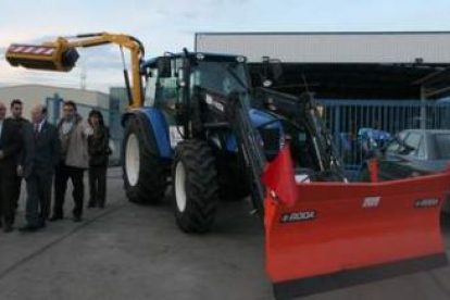 Los alcaldes, ayer con el tractor que servirá para quitar la nieve, desbrozar y excavar, entre otras