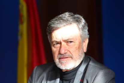 El secretario general del PP de Castilla y León, Francisco V?zquez (D), durante su reunión con el alcalde de Ponferrada, Marco Morala. CÉSAR SÁNCHEZ