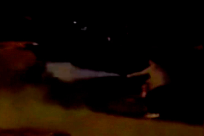 Imagen tomada del vídeo colgado en redes donde se ve a uno de los agresores rociando con espuma antiincendios. DL