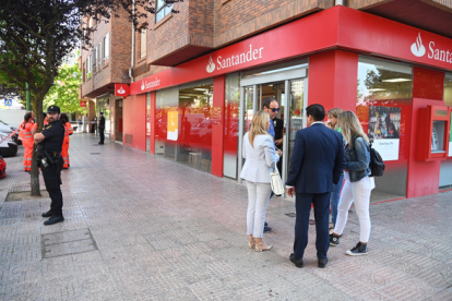 La sucursal de Banco Santander en Burgos donde ha ocurrido el suceso. RICARDO ORDÓÑEZ / ICAL