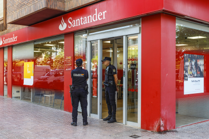 La sucursal de Banco Santander en Burgos donde ha ocurrido el suceso. EFE/SANTI OTERO