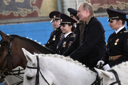 El presidente de Rusia, Vladímir Putin, sobre un caballo junto a agentes de policía de la unidad montada de Moscú, el 7 de marzo del 2019.