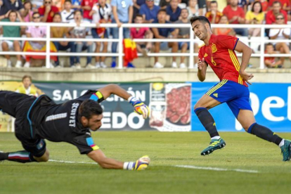 El centrocampista de la selección española sub-21, Mikel Merino (d), consigue el primer gol ante el guardameta de la selección italiana, Simone Scuffe