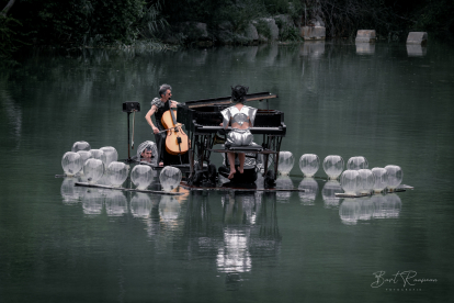 Fotografía del espectáculo de Le Piano du Lac en su gira. BART.RAAMAN