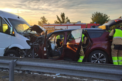 Accidente de tráfico en Vegas del Condado. BOMBEROS DE LEÓN