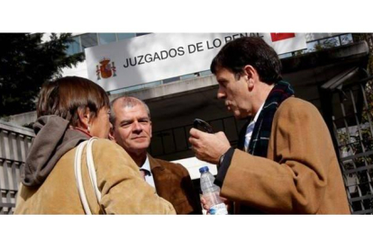 Fuentes con su hermana y su abogado, a las puertas de los Juzgados de lo Penal de Madrid.