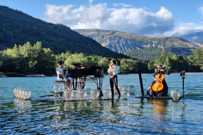 Fotografía del espectáculo de Le Piano du Lac en su gira. LUCIE BAUCHOT