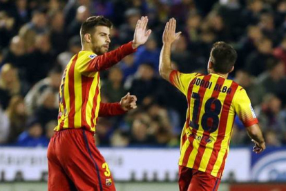 Piqué y Jordi Alba juegan un partido con el Barcelona la pasada temporada con la 'senyera'.