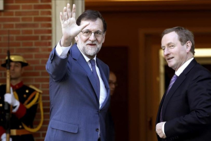 Mariano Rajoy junto al primer ministro irlandés, Enda Kenny, este jueves en la Moncloa.