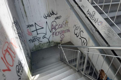 La escalera que acompaña al ascensor de General Vives.