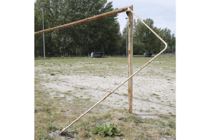 Estado de la portería de uno de los campos de fútbol de Flores del Sil.