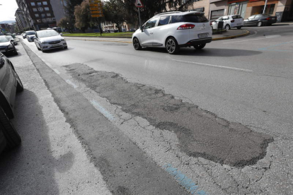 Bacheado irregular en la céntrica avenida del Castillo.