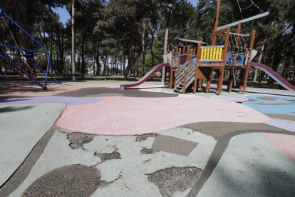 Suelo de uno de los artilugios del parque infantil en el Temple.