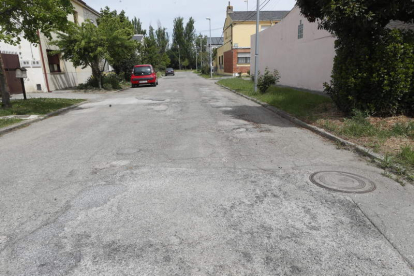 Calle destrozada sin apenas asfalto de Fuentesnuevas.