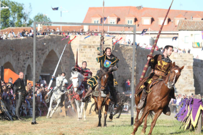 Un combate disputado a caballo recrea la batalla ocurrida en el año 1434 en la que don Suero de Quiñones se alzó como ganador de una durísima contienda.