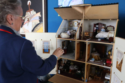 Charo Casado coloca algunos detalles de una de sus seis casas de muñecas en las que da vida a un mundo mágico desde hace doce años