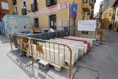 Material en la calle Rañadero, que lleva ahí tiempo.