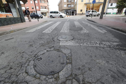 Calle Lope de Vega con desconchados en el firme.