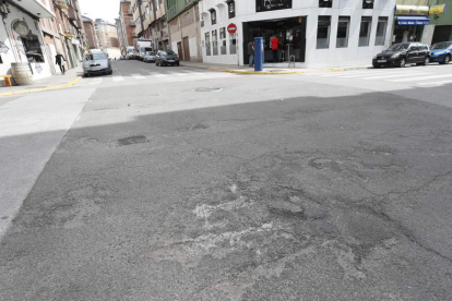 La calle Saturnino Cachón es otra de las muchas olvidadas.