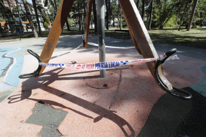 Material infantil sin reponer precintado por la policía.