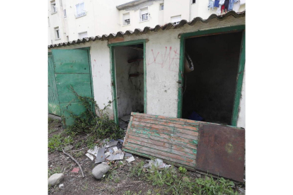 Estado de las carboneras en el barrio del Temple en completo abandono tras las promesas.