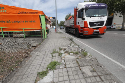 Avenida de Asturias, con las aceras destrozadas.