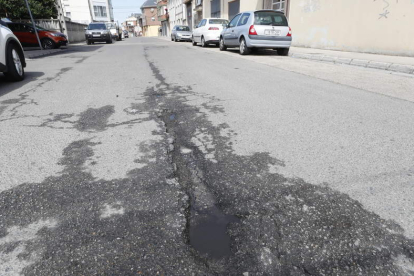 Hoyo en la calle Camino de los Luceros, en Ponferrada.