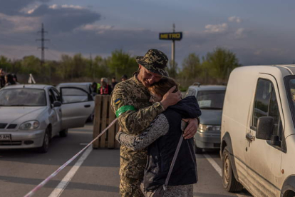 Un miembro del ejército ucraniano se encuentra en el punto de evacuación en Zaporizhzhia con su esposa, que huyó de la aldea Novomykhailivka ocupada por los rusos. ROMAN PILIPEY