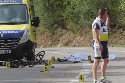 El fallecido pedaleaba en solitario, aunque otro ciclista que también circulaba por la CL-631 se detuvo minutos después. L. DE LA MATA